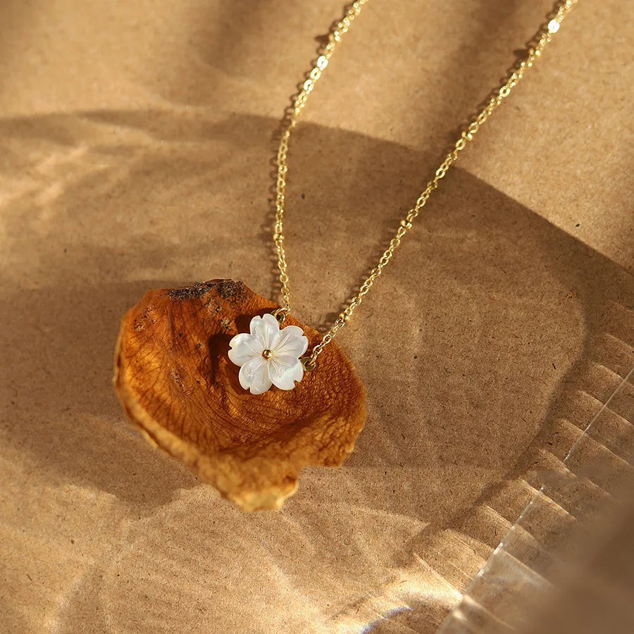 Collier fleur de nacre naturelle, chaîne dorée — vue 4