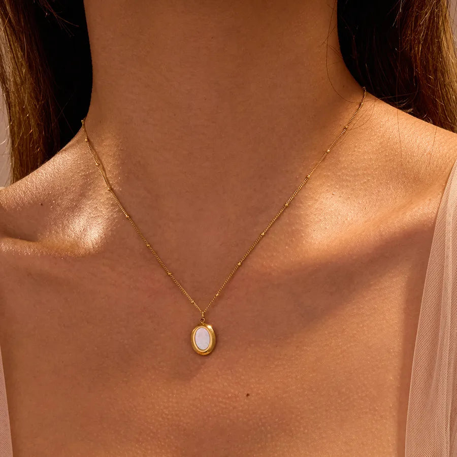 Collier à pendentif ovale épuré sur chaîne fine dorée