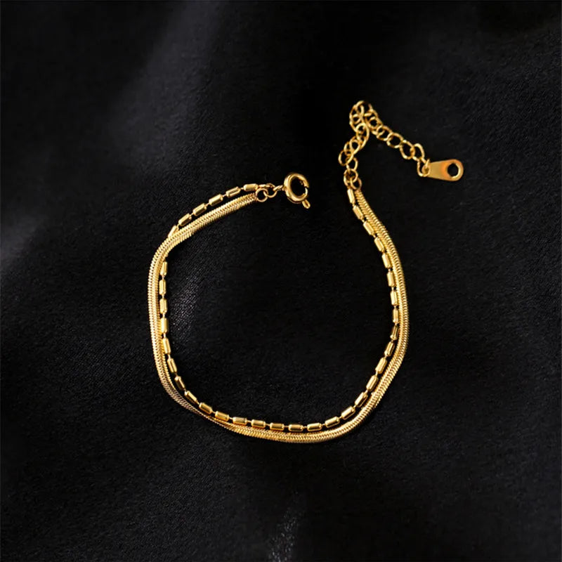 Bracelet géométrique épuré en acier doré — vue 4