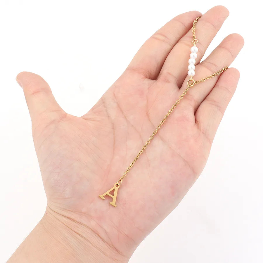 Collier à initiale et perle, chaîne dorée — vue 3