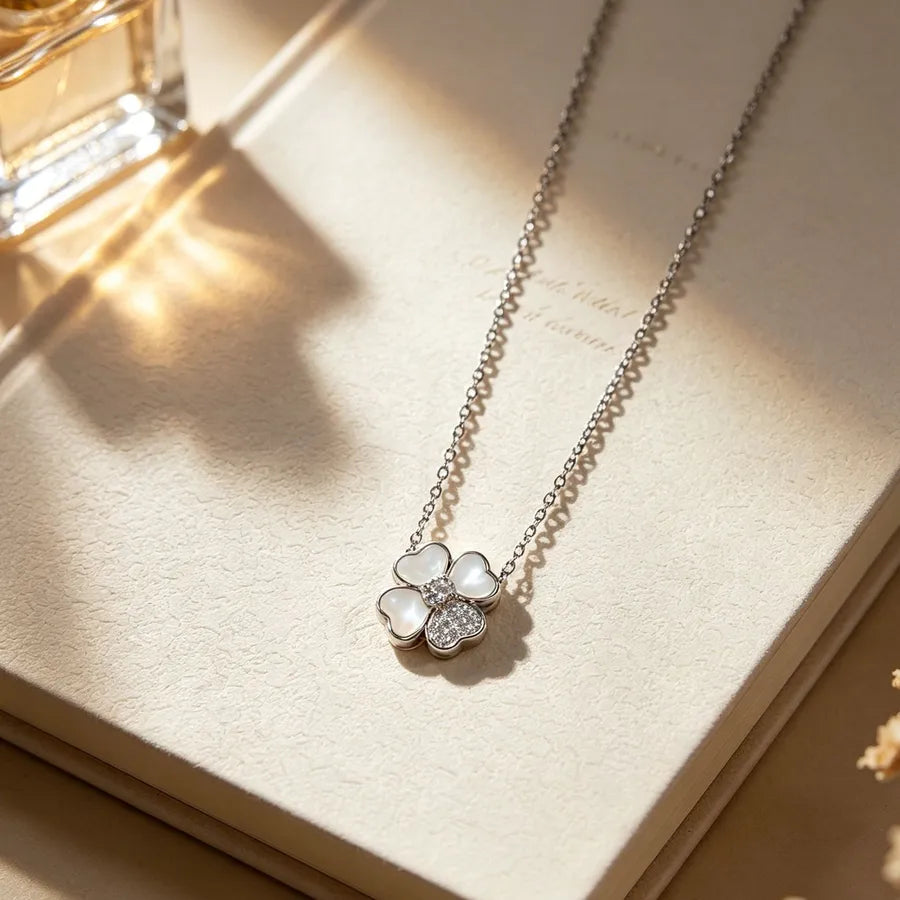 Collier fleur de nacre blanche, chaîne dorée — vue 2