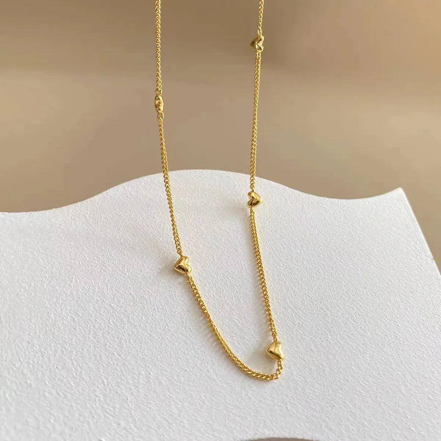 Collier à petits cœurs en relief, acier doré — vue 5