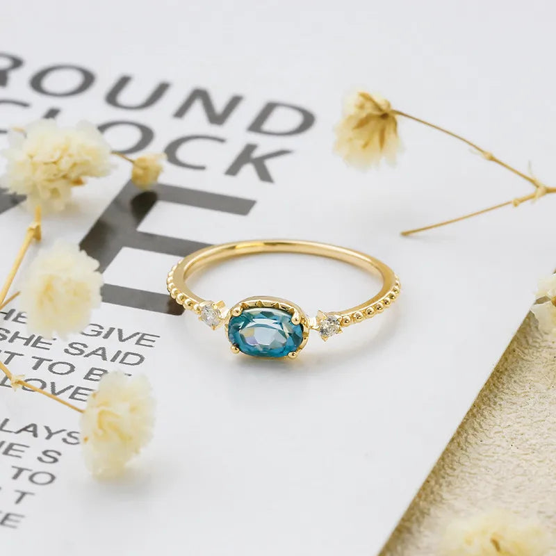 Bague à pierre bleue, monture géométrique — vue 3