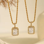 Collier à pendentif carré serti d'un zircon, chaîne dorée