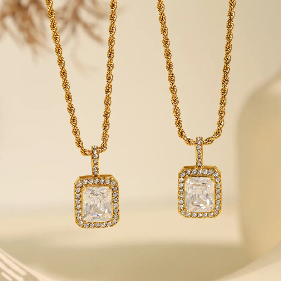 Collier à pendentif carré serti d'un zircon, chaîne dorée