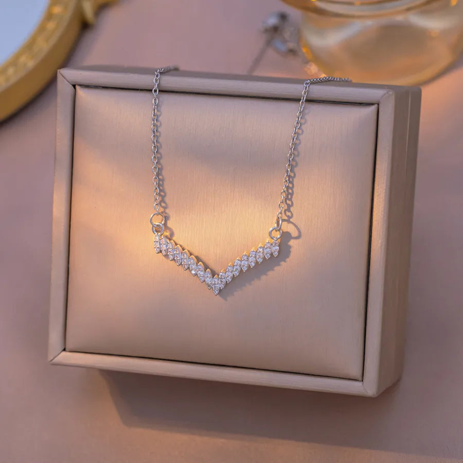 Collier à pendentif en V pavé de zircons — vue 5