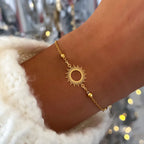 Bracelet soleil rayonnant sur chaîne fine dorée