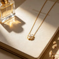 Collier fleur de nacre blanche, chaîne dorée — vue 4