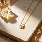 Collier fleur de nacre blanche, chaîne dorée — vue 4