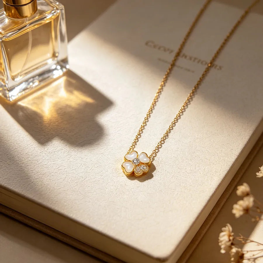 Collier fleur de nacre blanche, chaîne dorée — vue 4