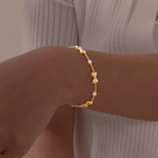 Bracelet cœur et nœud papillon sur chaîne fine dorée