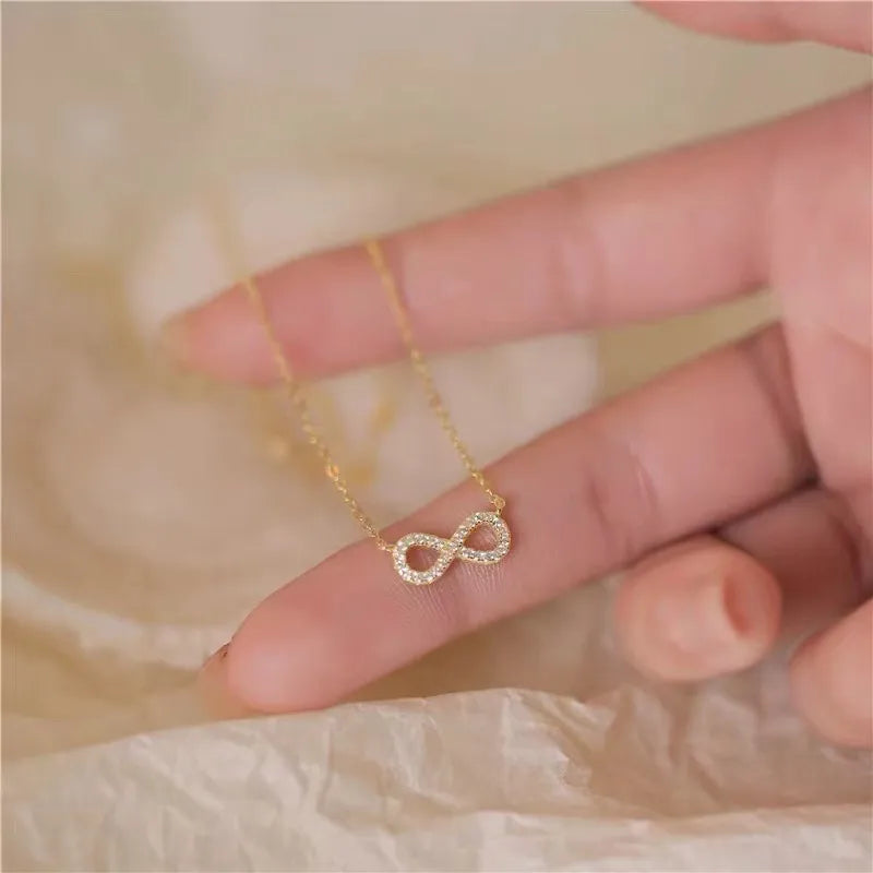 Collier symbole de l'infini sur chaîne fine — vue 2