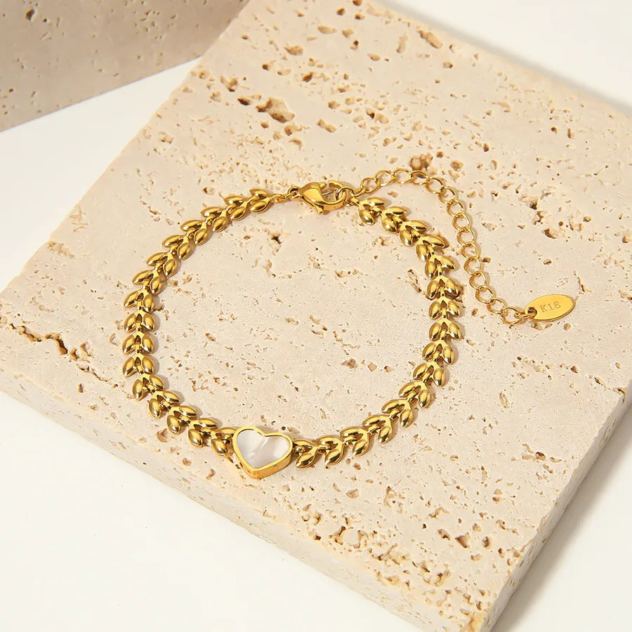 Bracelet cœur au tracé épuré sur chaîne fine dorée