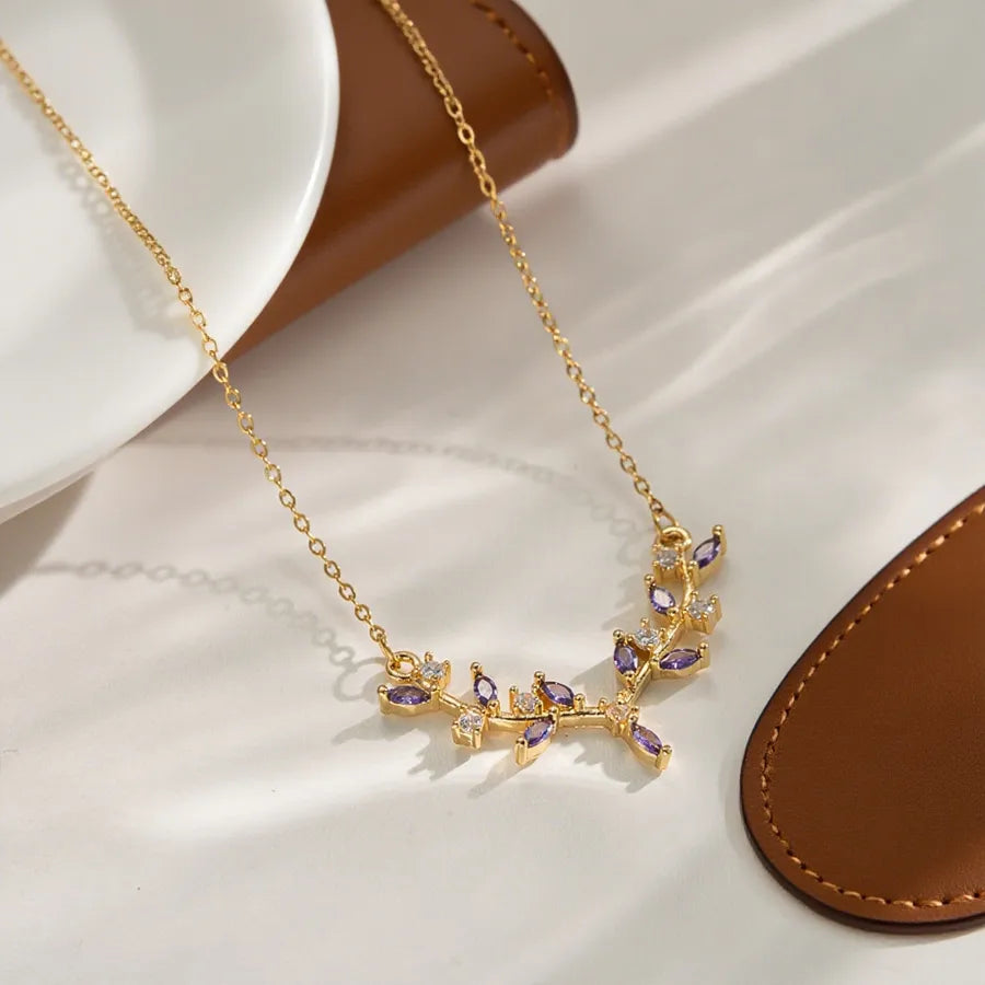 Collier bois de cerf stylisé sur chaîne fine