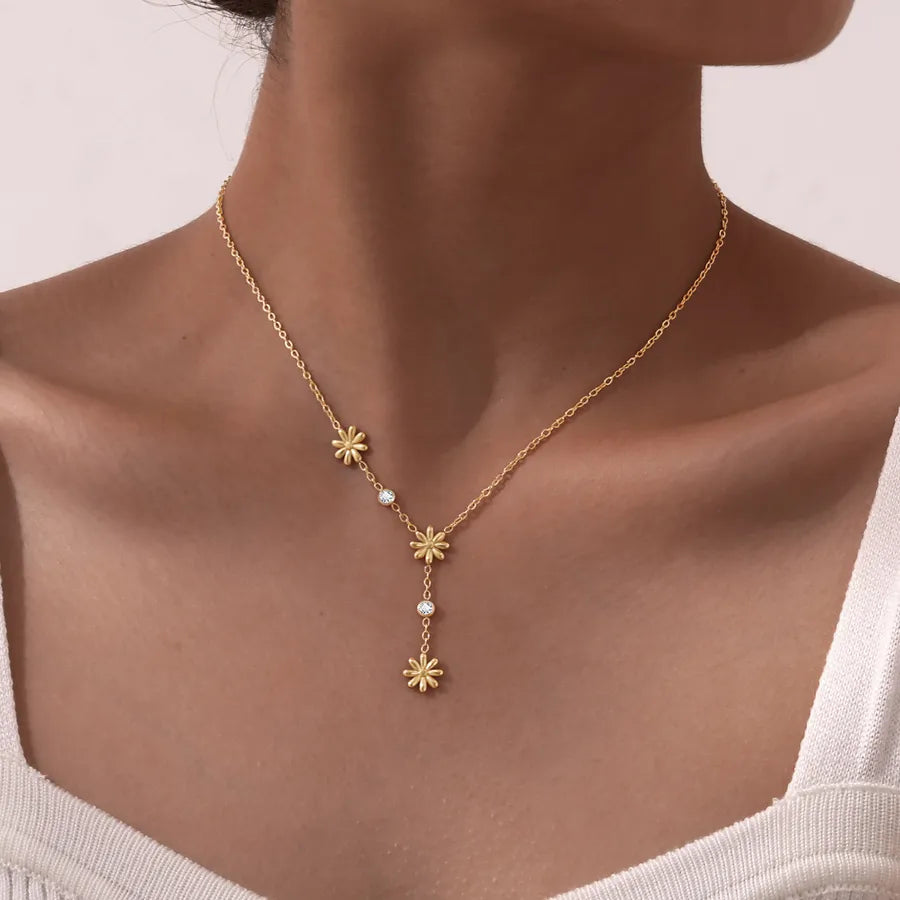 Collier fleur sertie de zircons, chaîne dorée — vue 8