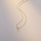 Collier à pierre sertie à griffes sur pendentif géométrique