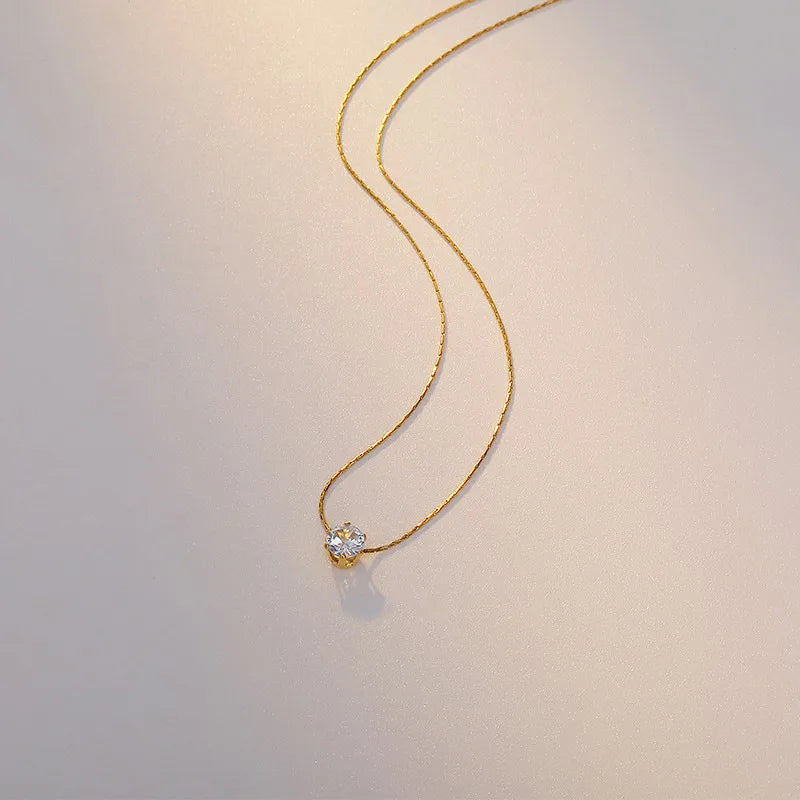 Collier à pierre sertie à griffes sur pendentif géométrique
