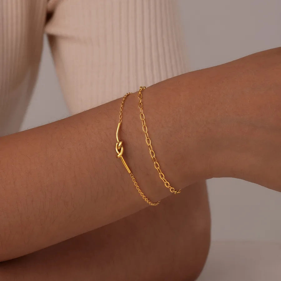 Bracelet nœud délicat sur chaîne dorée, acier inoxydable