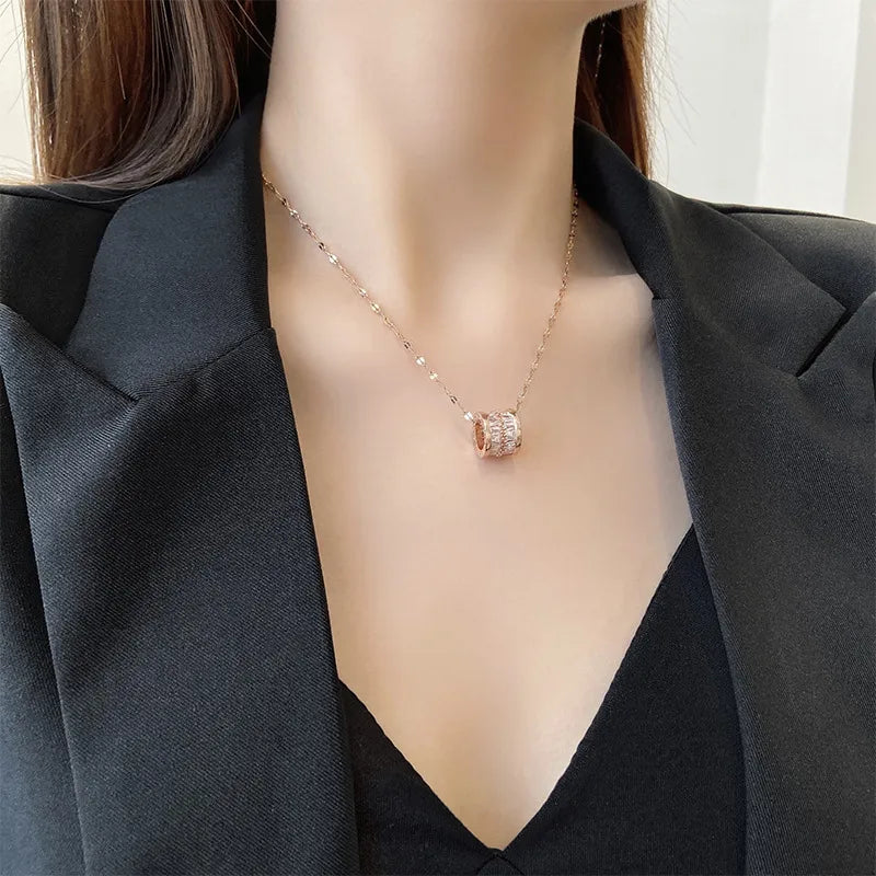 Collier à pendentif géométrique or rose — vue 3