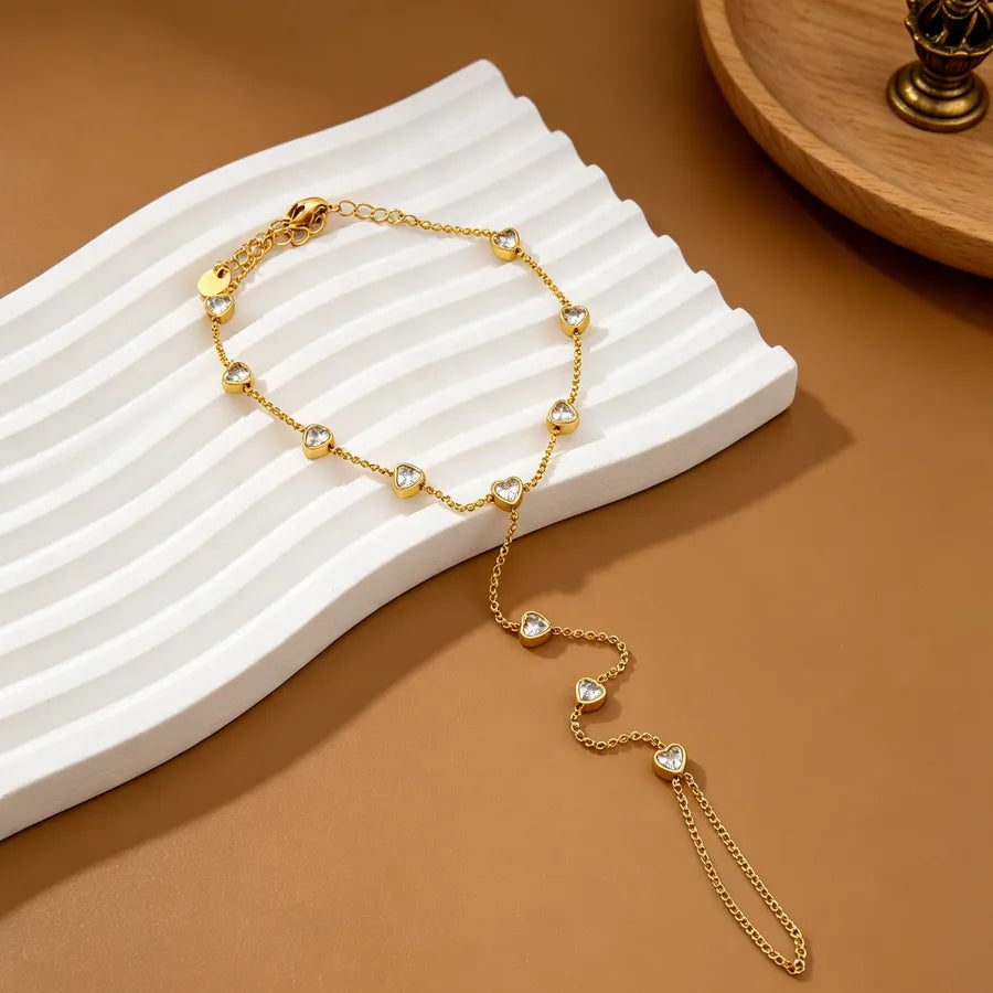 Bracelet de main à cœur reliant poignet et doigt, acier doré