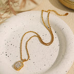 Collier à pendentif carré serti, chaîne dorée — vue 2