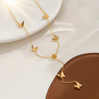 Collier fleurs champêtres et pampille sur chaîne dorée