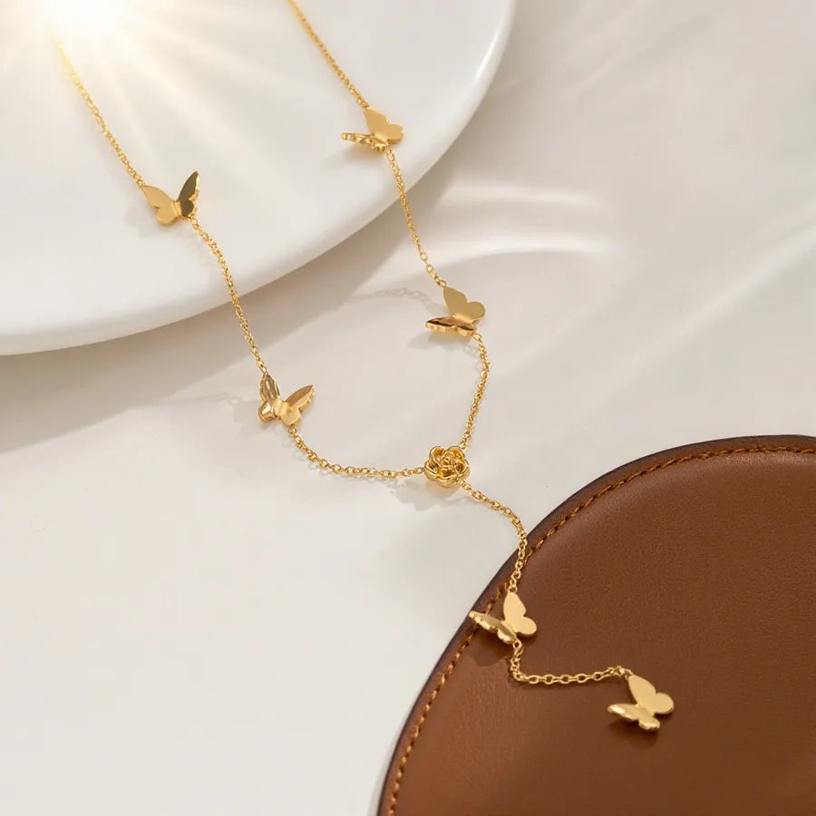 Collier fleurs champêtres et pampille sur chaîne dorée
