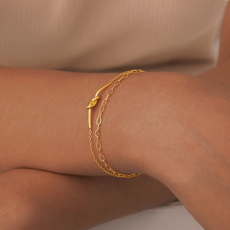Bracelet nœud délicat sur chaîne dorée — vue 4