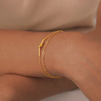 Bracelet nœud délicat sur chaîne dorée — vue 4