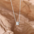 Collier à pendentif géométrique serti — vue 6