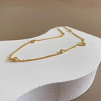Collier à petits cœurs en relief, acier doré — vue 3