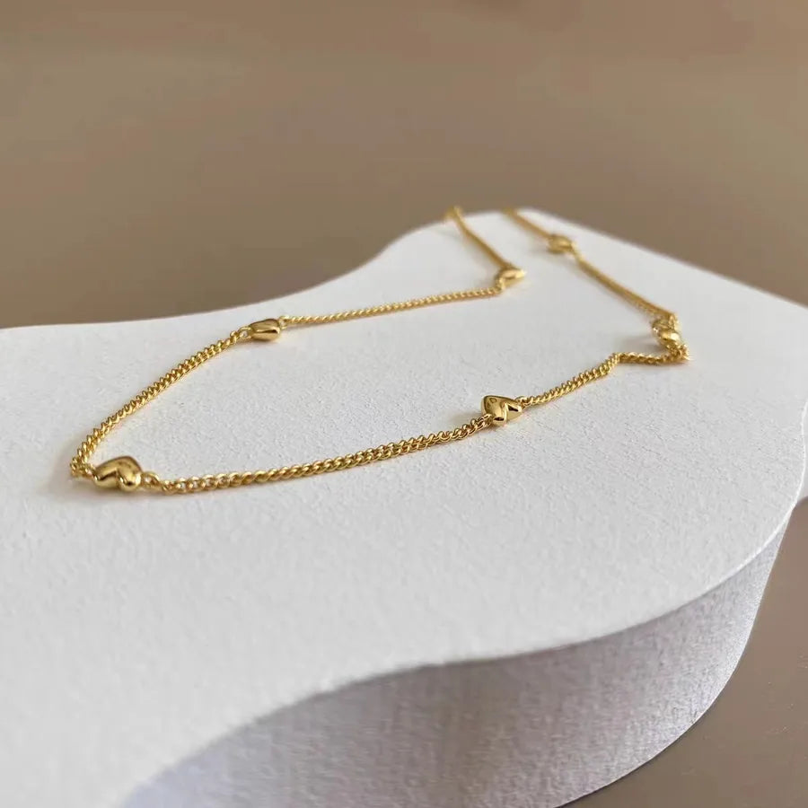 Collier à petits cœurs en relief, acier doré — vue 3