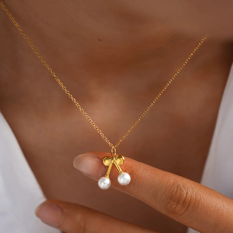 Collier à deux cerises sur chaîne fine dorée