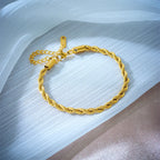 Bracelet au corps torsadé, acier inoxydable doré — vue 4