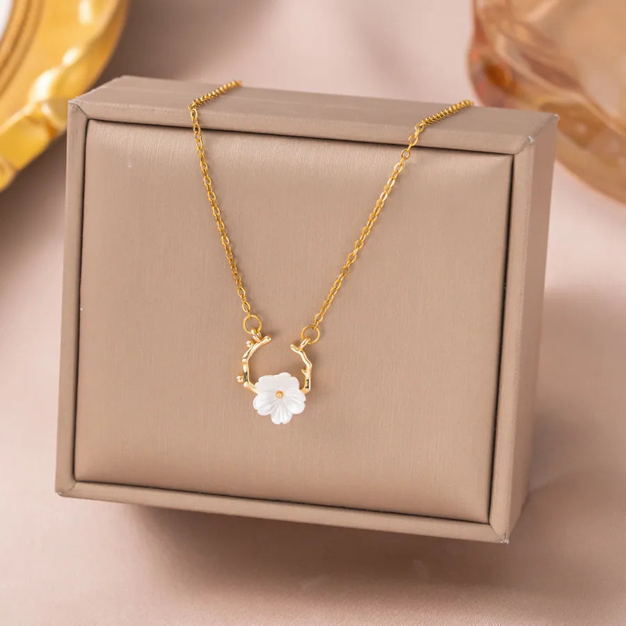 Collier fleurs de nacre naturelle, chaîne dorée — vue 3