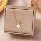 Collier fleurs de nacre naturelle, chaîne dorée — vue 3