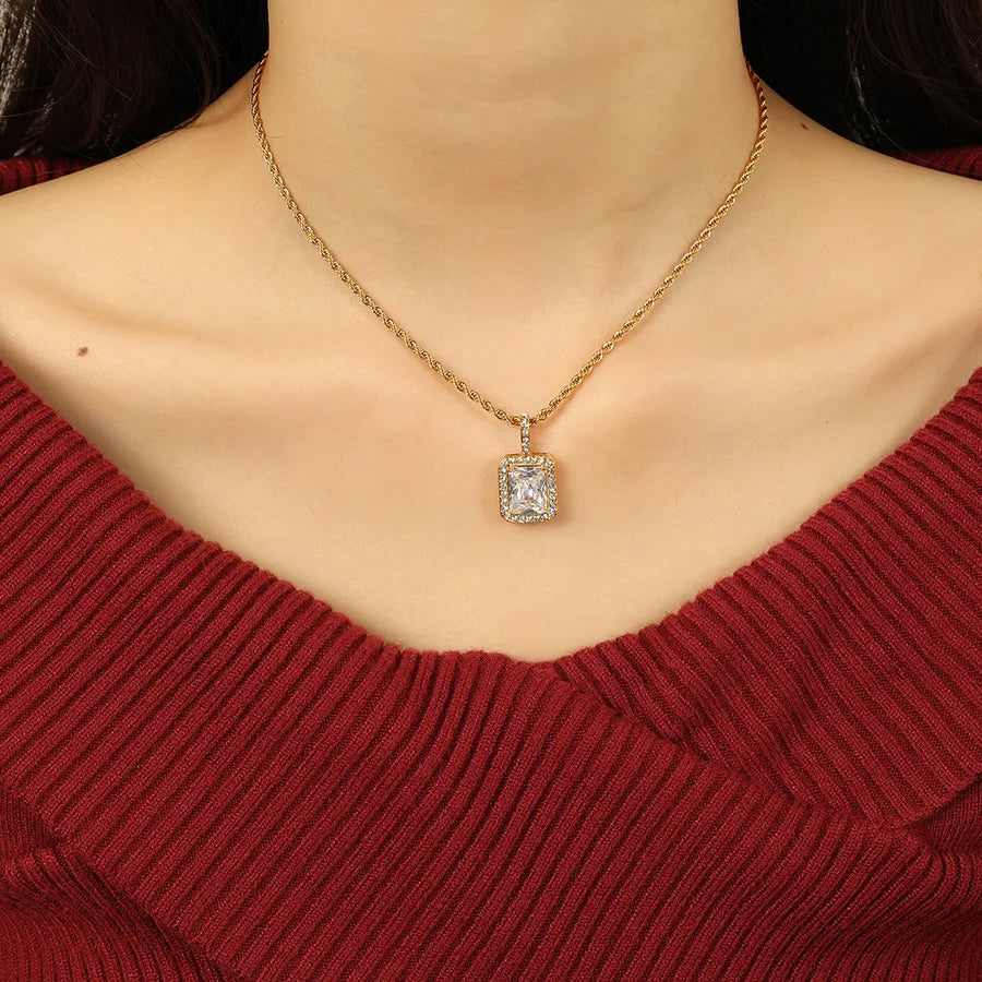 Collier à pendentif carré serti, chaîne dorée — vue 5