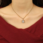 Collier à pendentif carré serti, chaîne dorée — vue 5