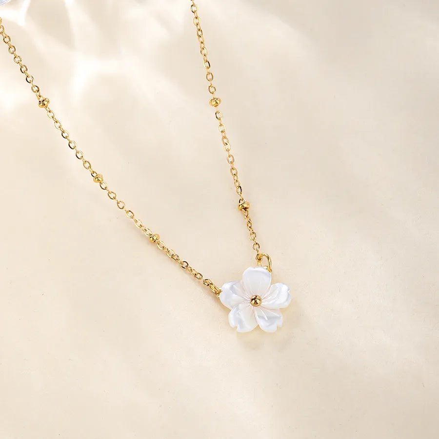 Collier fleur bombée en relief sur chaîne dorée
