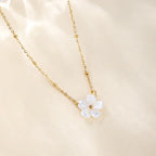 Collier fleur bombée en relief sur chaîne dorée