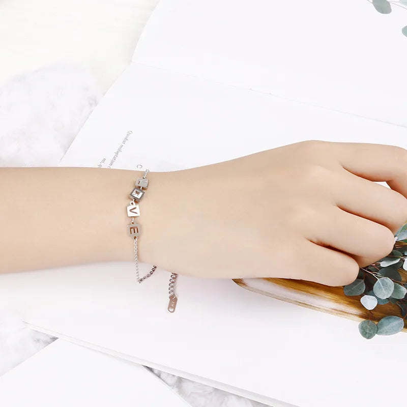 Bracelet à initiale suspendue sur chaîne fine — vue 2