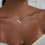 Collier à initiale et perle sur chaîne dorée