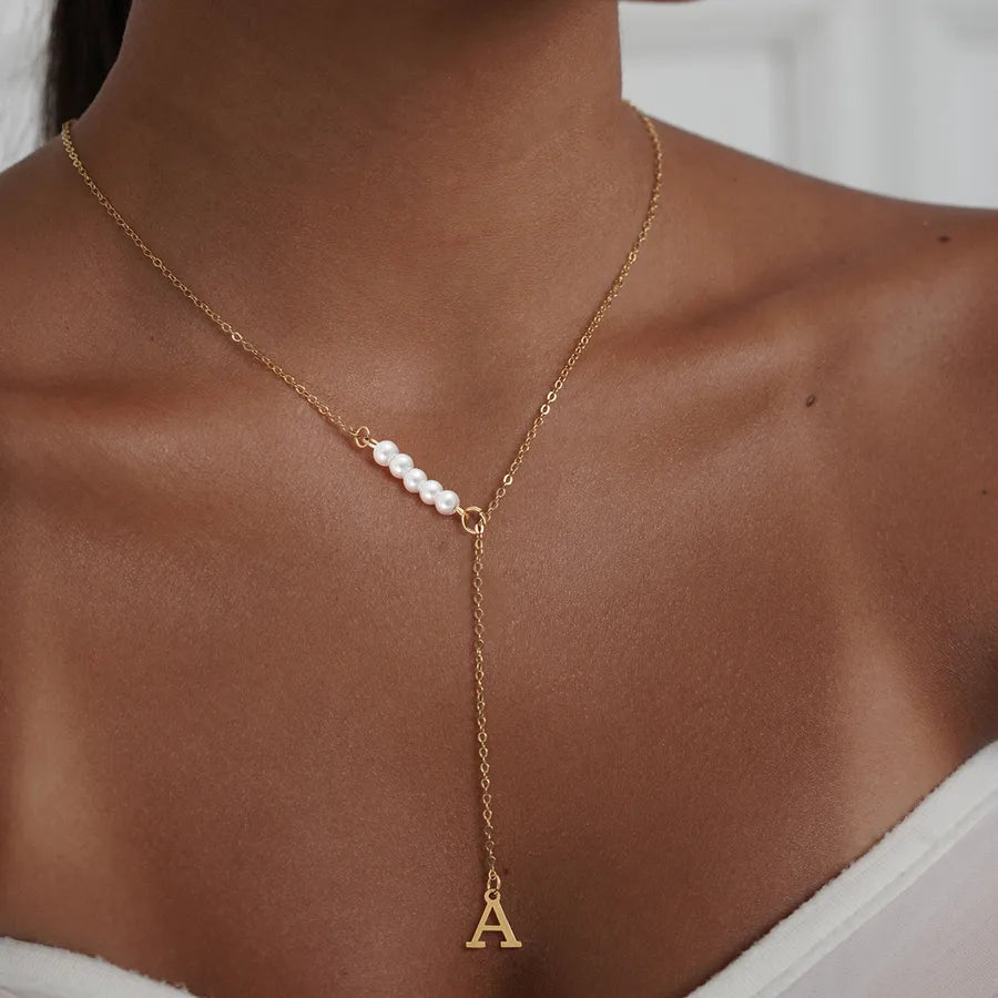 Collier à initiale et perle sur chaîne dorée