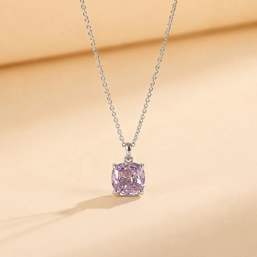 Collier à pendentif serti d'un zircon sur chaîne dorée