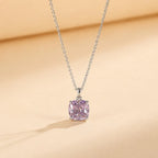 Collier à pendentif serti d'un zircon sur chaîne dorée