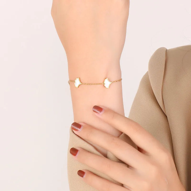 Bracelet feuille de ginkgo sur chaîne dorée — vue 3
