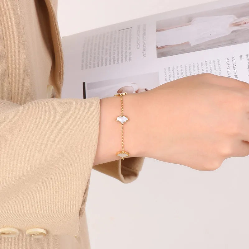 Bracelet feuille de ginkgo sur chaîne dorée — vue 2