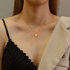Collier à pastille émaillée noire ou blanche sur chaîne fine