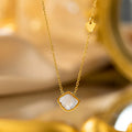 Collier cœur de nacre naturelle, chaîne dorée — vue 4