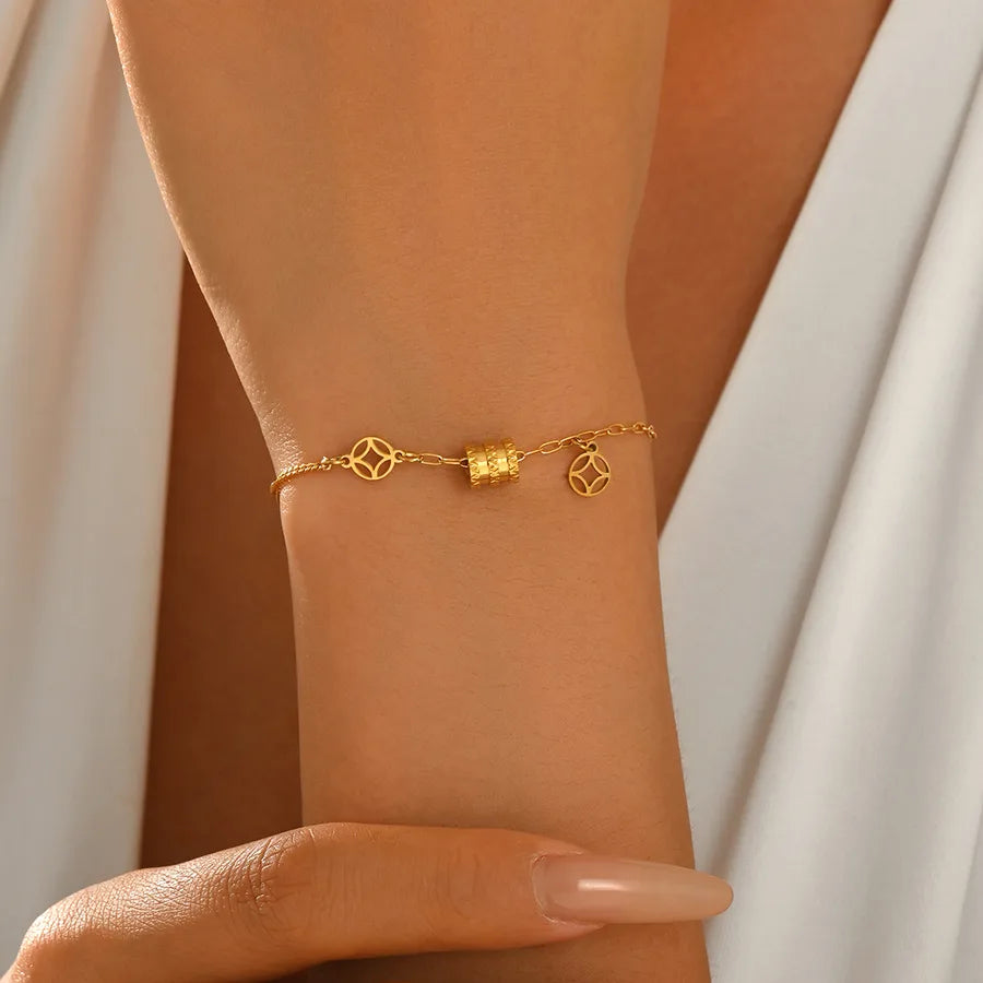 Bracelet cercle ouvert posé de côté, acier inoxydable doré